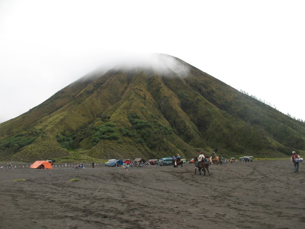 http://fotowisata.com/wp-content/uploads/2013/12/Mendaki-Gunung-Bromo-Pasuruan-Jawa-Timur.jpg